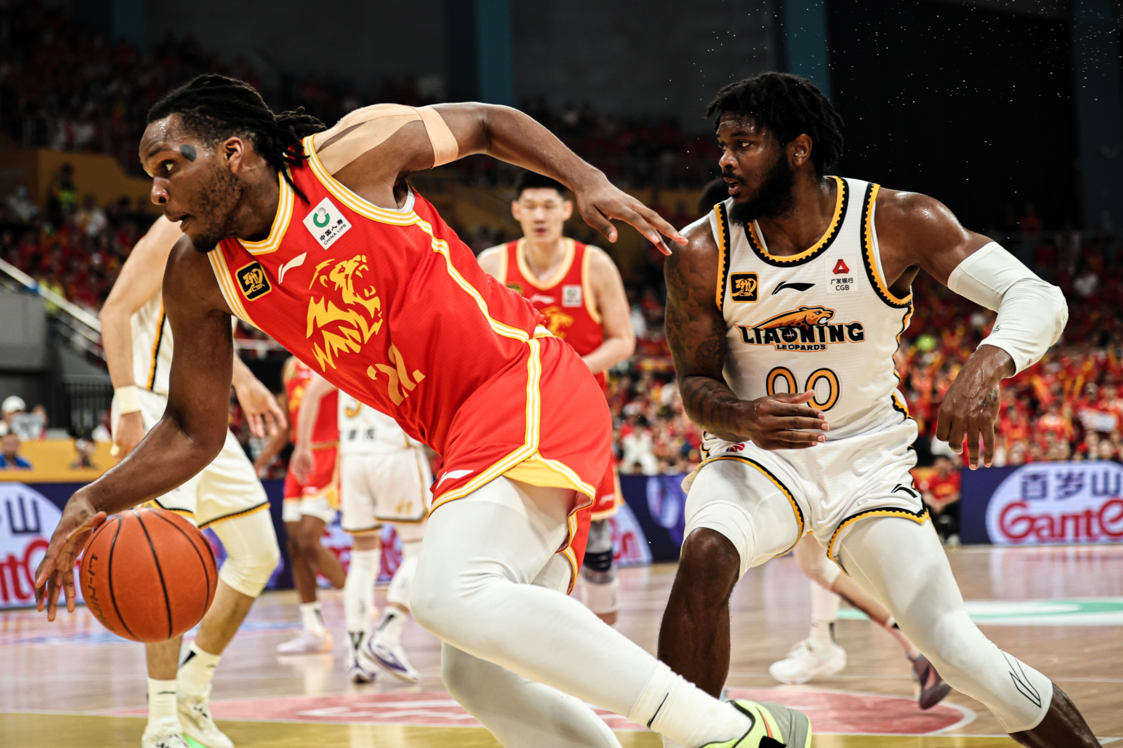 赛前广厦男篮调整名单以备英超；队长鼓劲环节打磨；信心回归；赛季目标并未改变的简单介绍