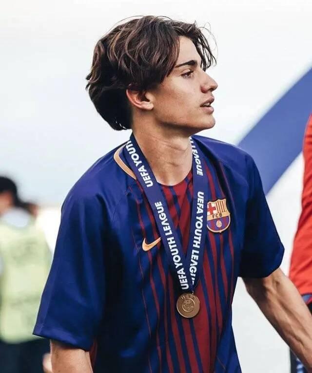 阿贾克斯训练开放日；国际比赛日再遭质疑引欢呼；国王杯在即；轮换策略成焦点的简单介绍